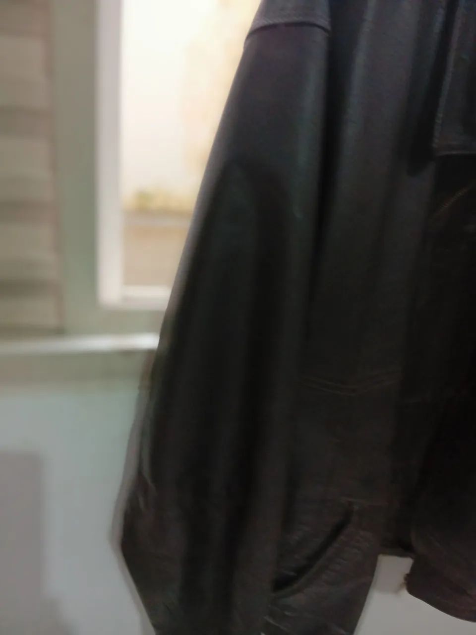 Blusa de couro legítimo cor marron,serve tamanho G e M - Foto 5