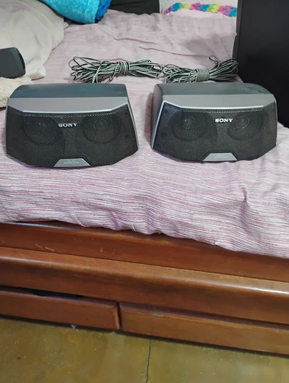 Duas Caixas sony Surround Sound.