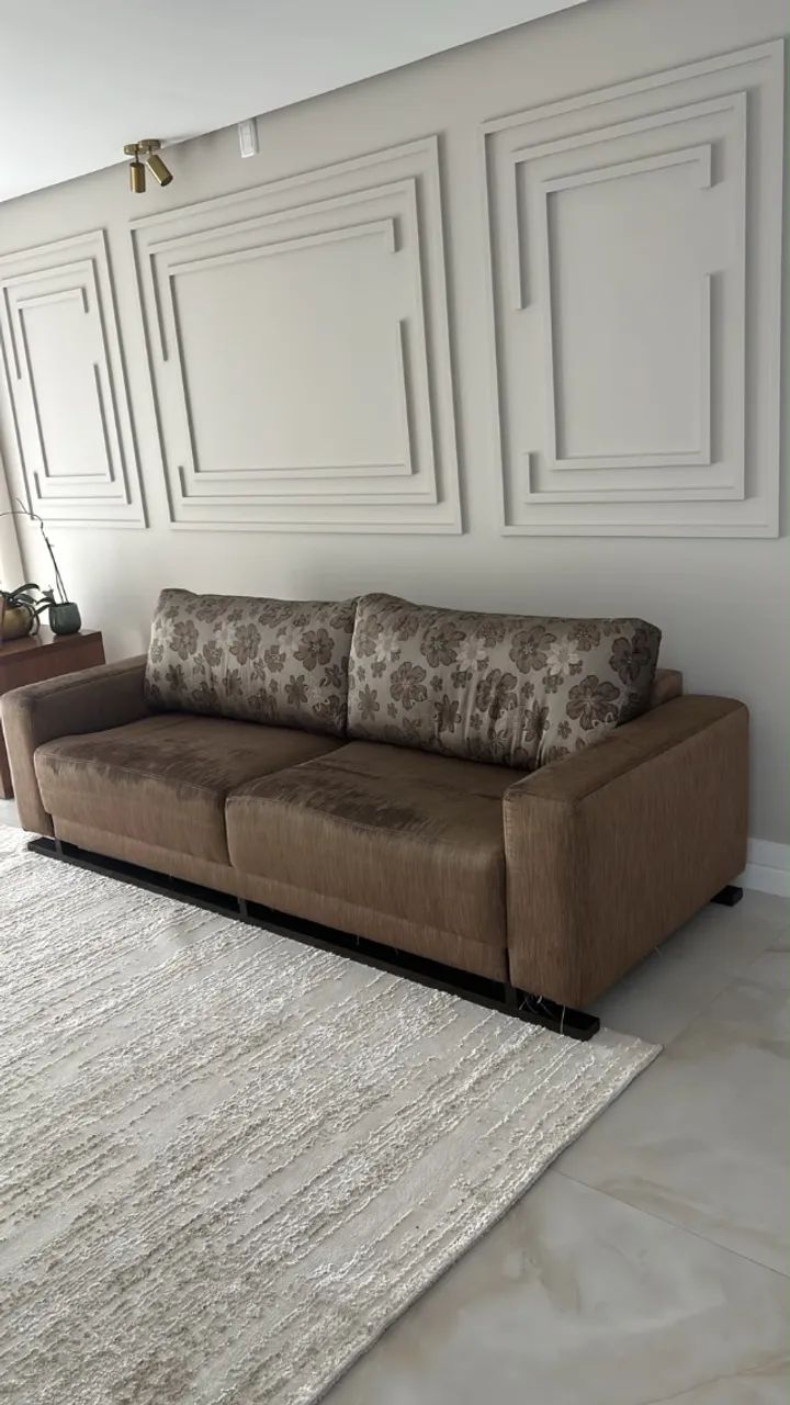 Conjunto de estofado com poltrona e namoradeira , com cachepô , 2 mesas de apoio lateral e