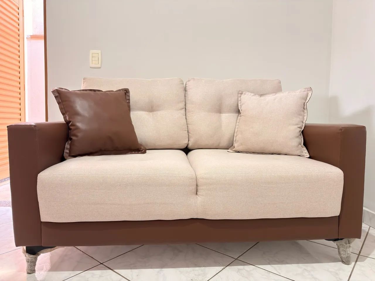 SOFÁ 2 LUGARES SUPER CONSERVADO