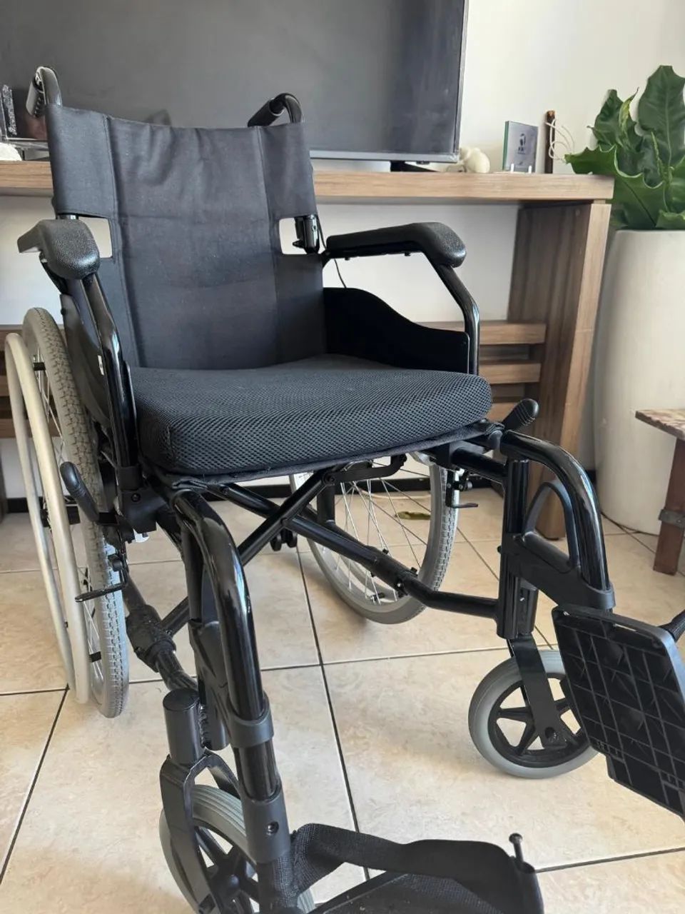 Excelente cadeira de rodas e um assento elevatório seminovos  - Foto 3
