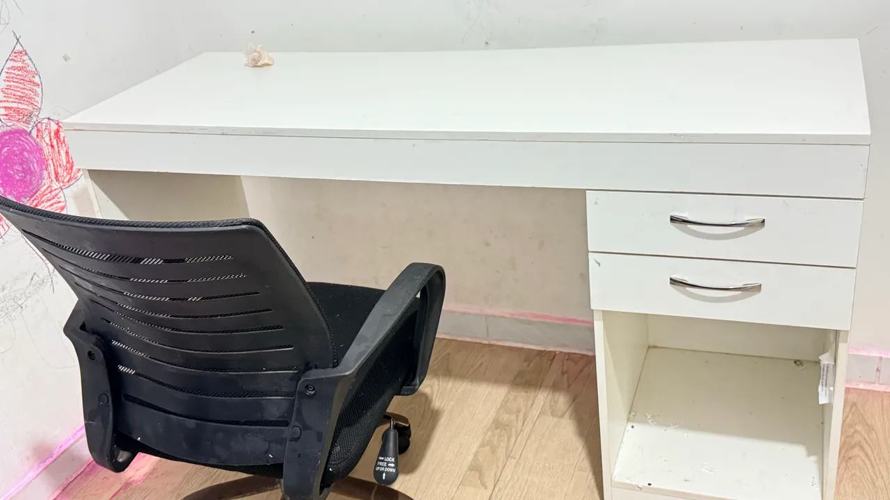 Mesa  de Estudo Com Gavetas e Cadeira de estudos - Foto 2