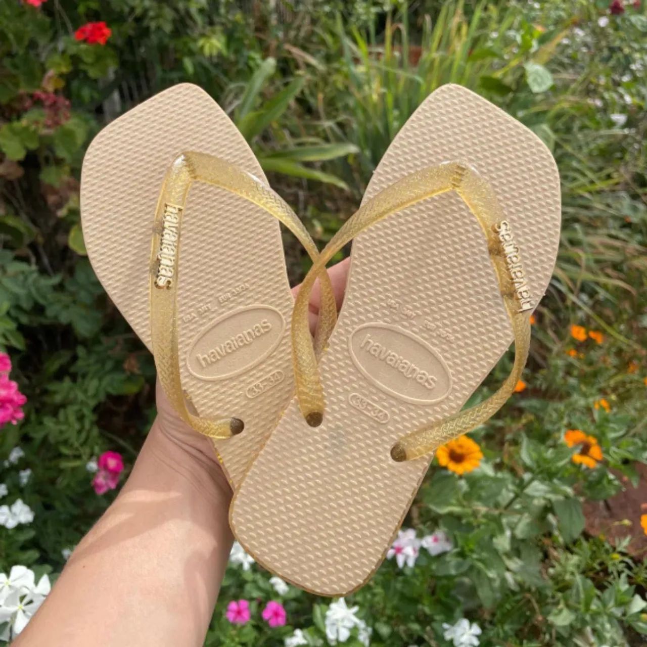 Chinelo feminino dourado 