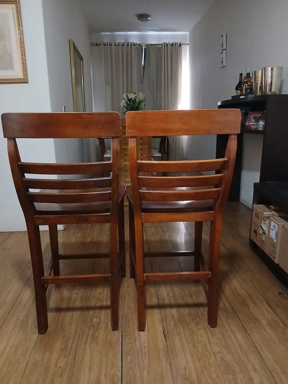 Vendo 2 lindas cadeiras altas em madeira maciça. 