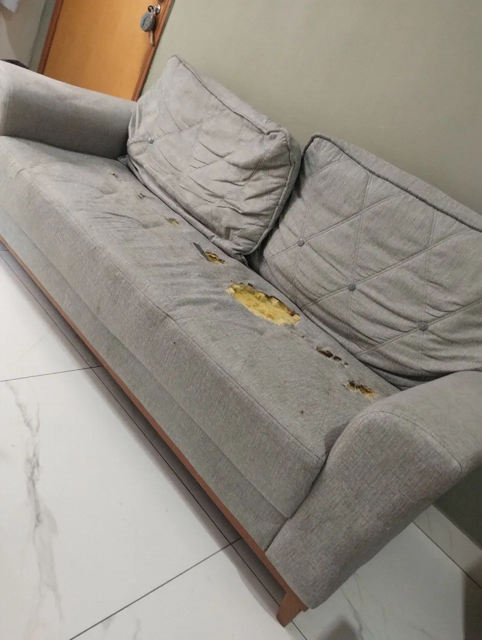 Sofá 3 lugares com avarias - Foto 3