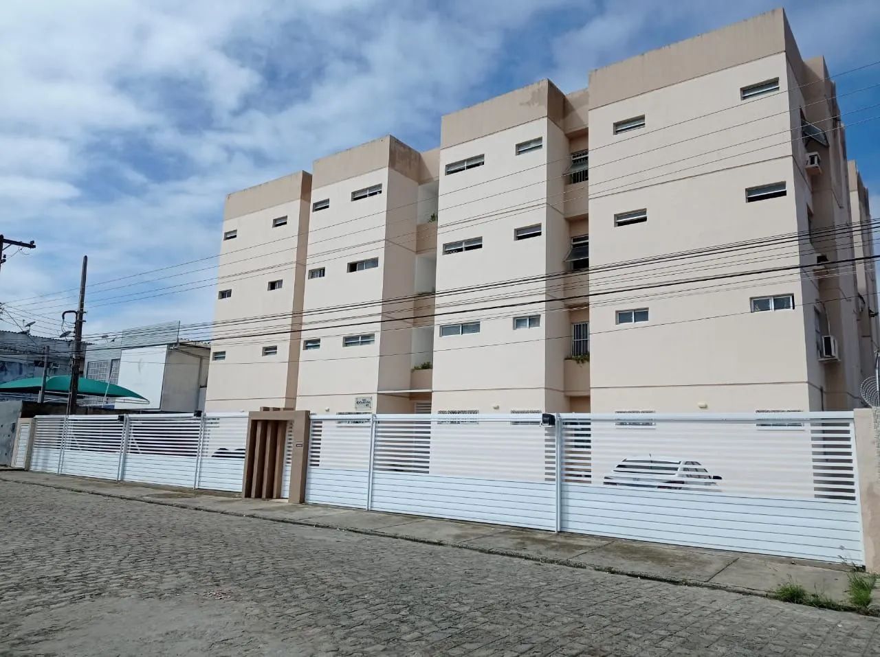 ALUGA-SE 