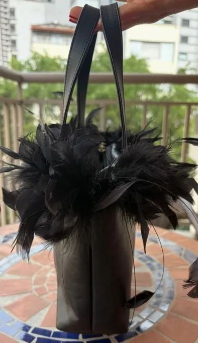 Bolsa lcredi preta com plumas - Foto 3