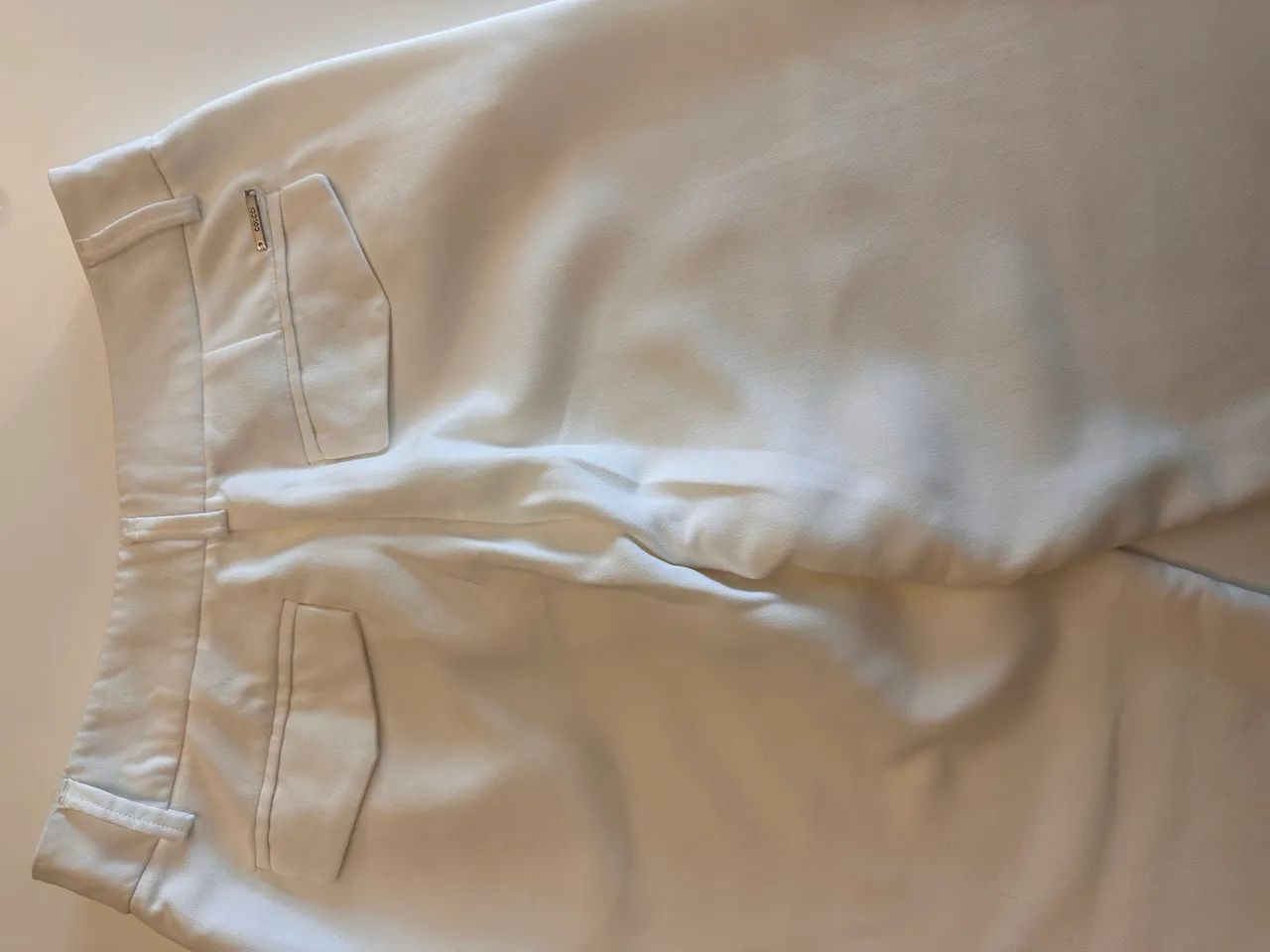 calça branca de alfaiataria colcci 