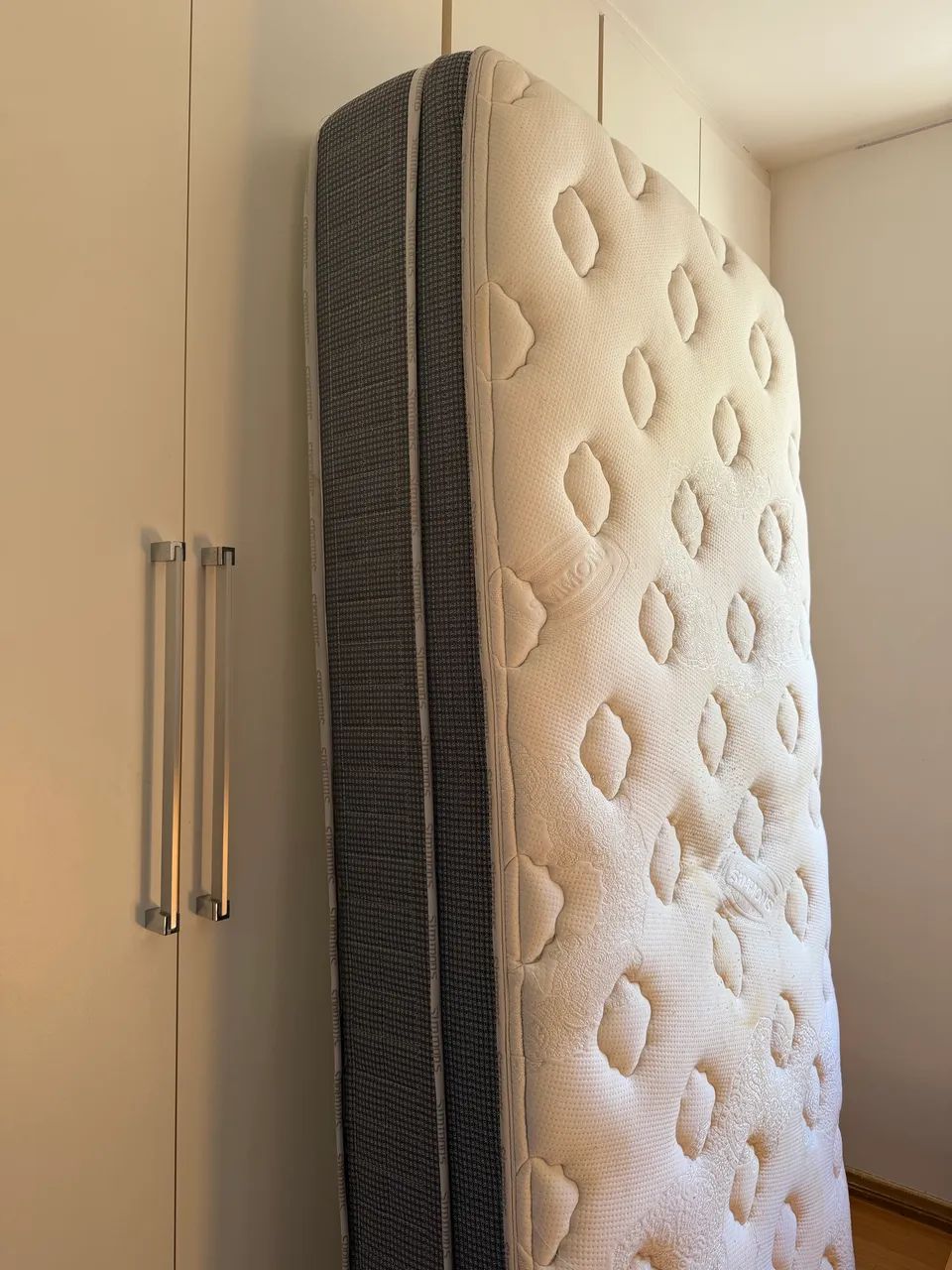 Cama de Solteirão em Madeira Maciça + Colchão Simmons - Semi Nova - Excelente Estado - Foto 5
