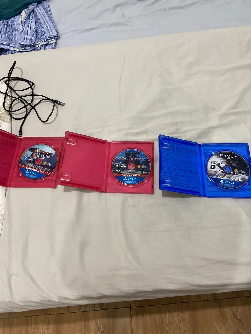 Ps4 funcionando perfeitamente com 2 fios e dois controles e 3 jogos(videogame usado) - Foto 4