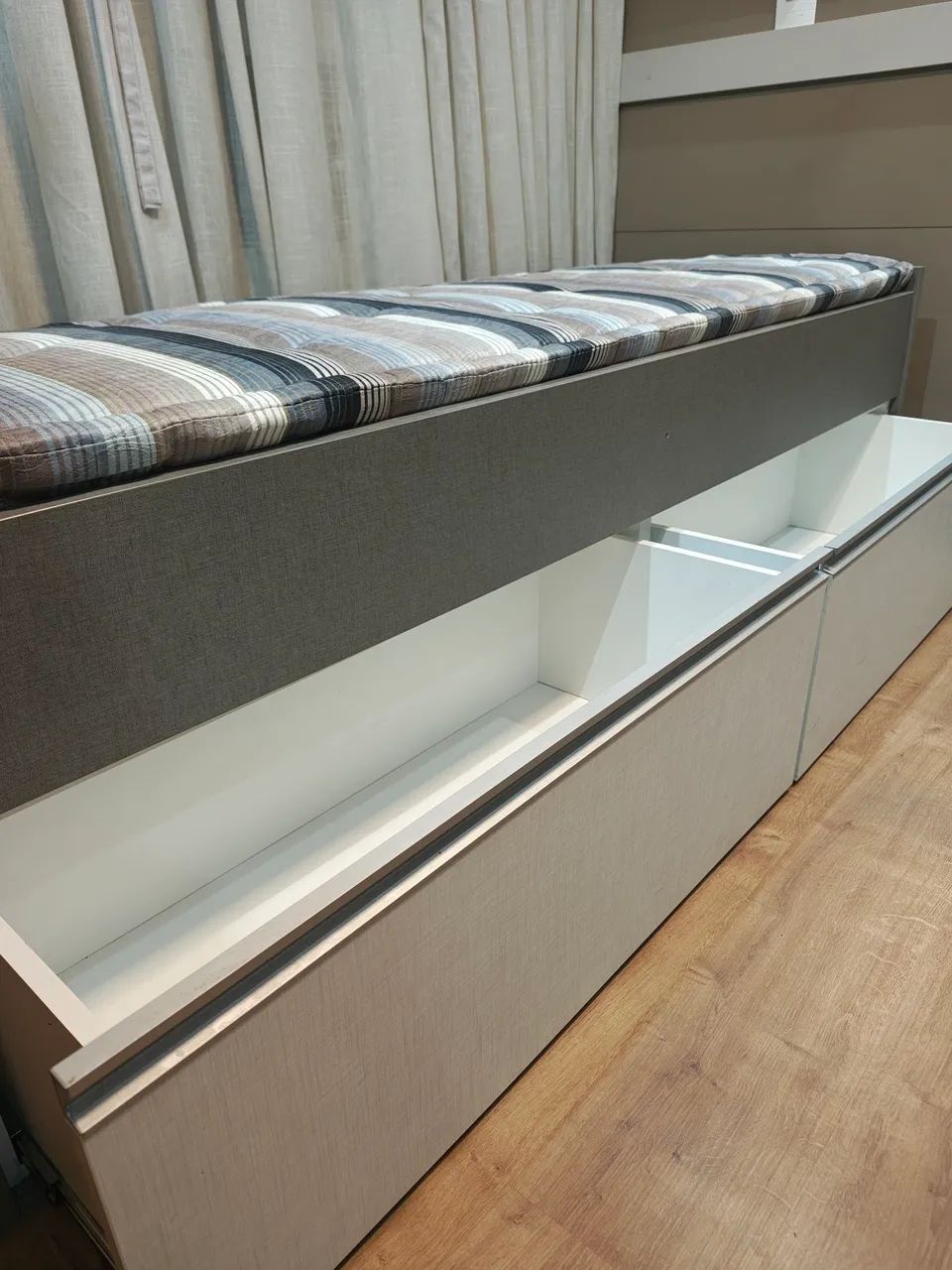 Sofá Futon com 2 gavetões de madeira - Foto 3