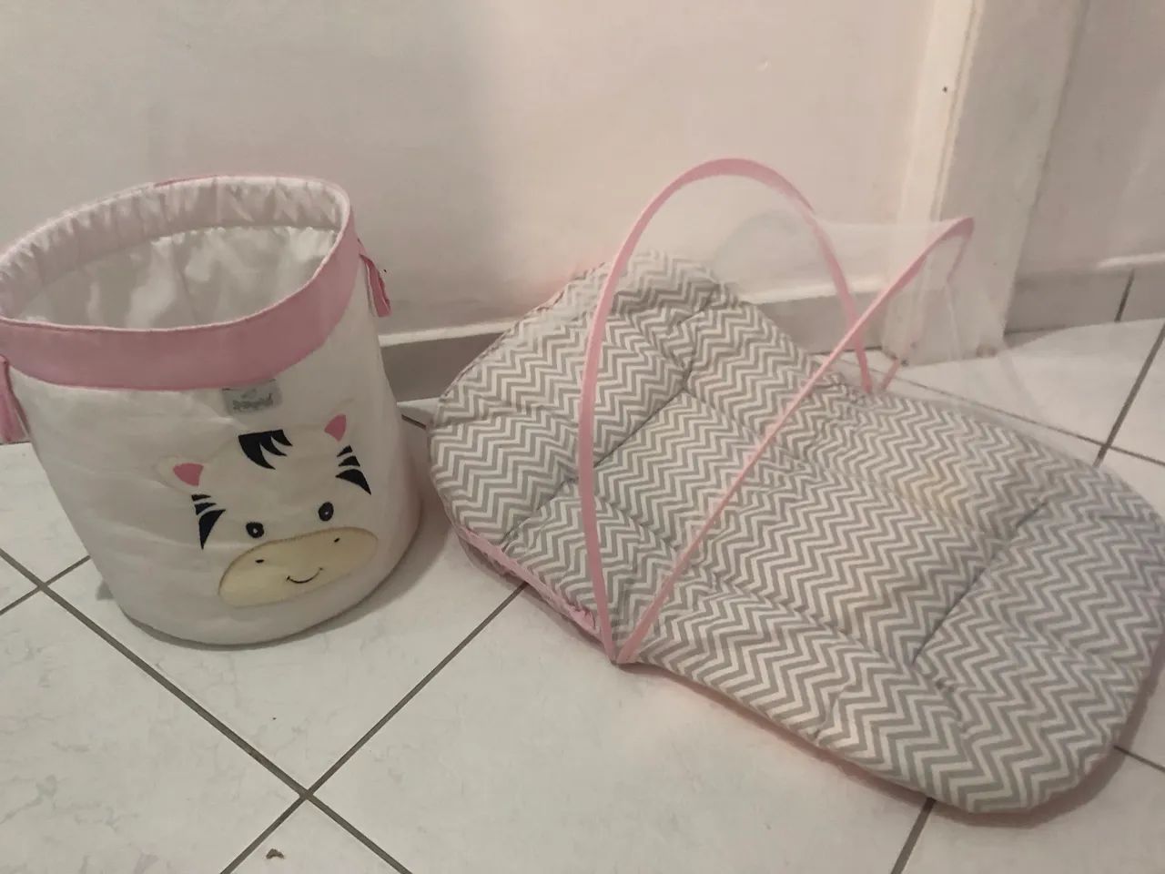 Moisés para bebê e cesto para roupas ou brinquedos 