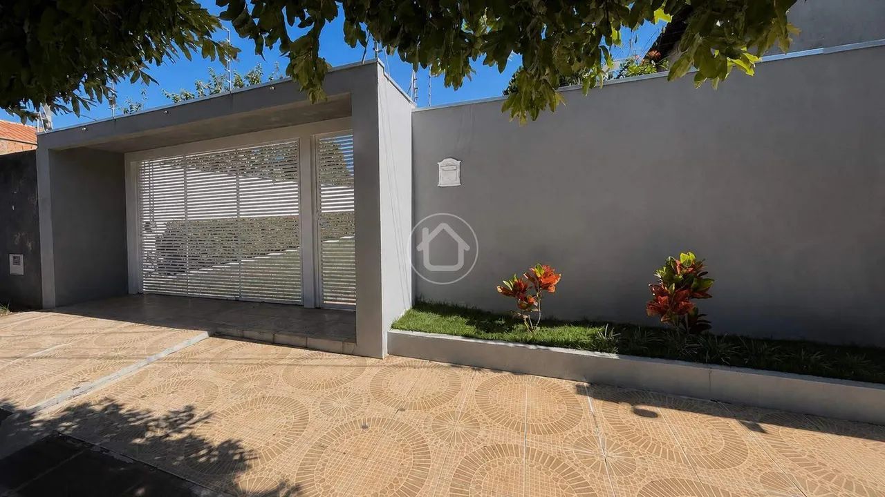 CASA COM 3 SUÍTES- ESCRITÓRIO-ESPAÇO PARA 5 CARROS