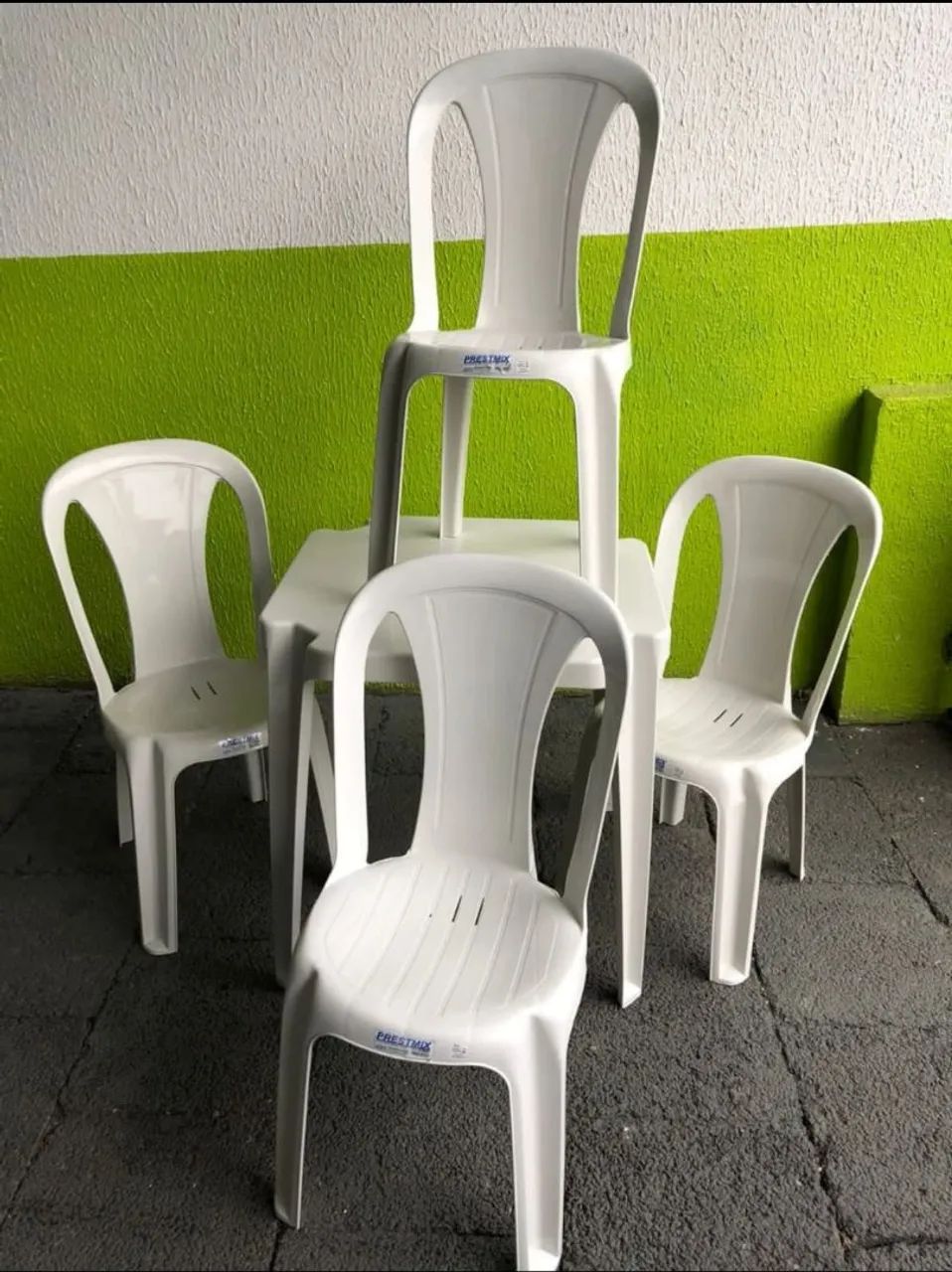 Conjunto de Mesa e Cadeiras de Plástico Novas 182Kg