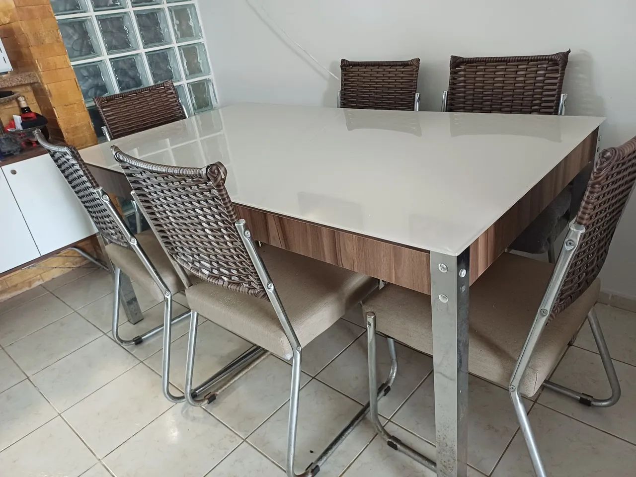 Mesa com 6 cadeiras