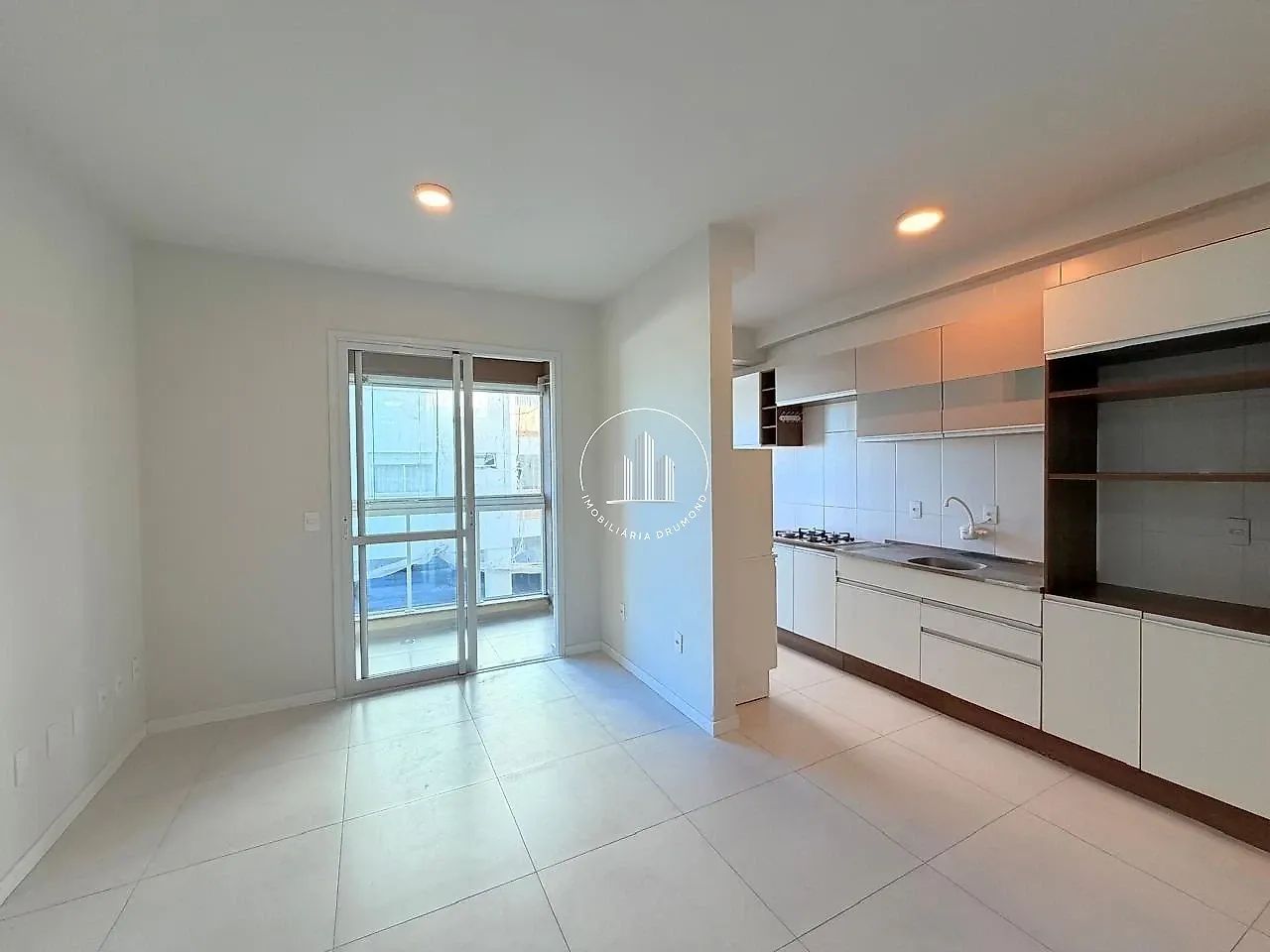 Apartamento 2 Quartos com 1 Suíte e 64m² - Centro - EST