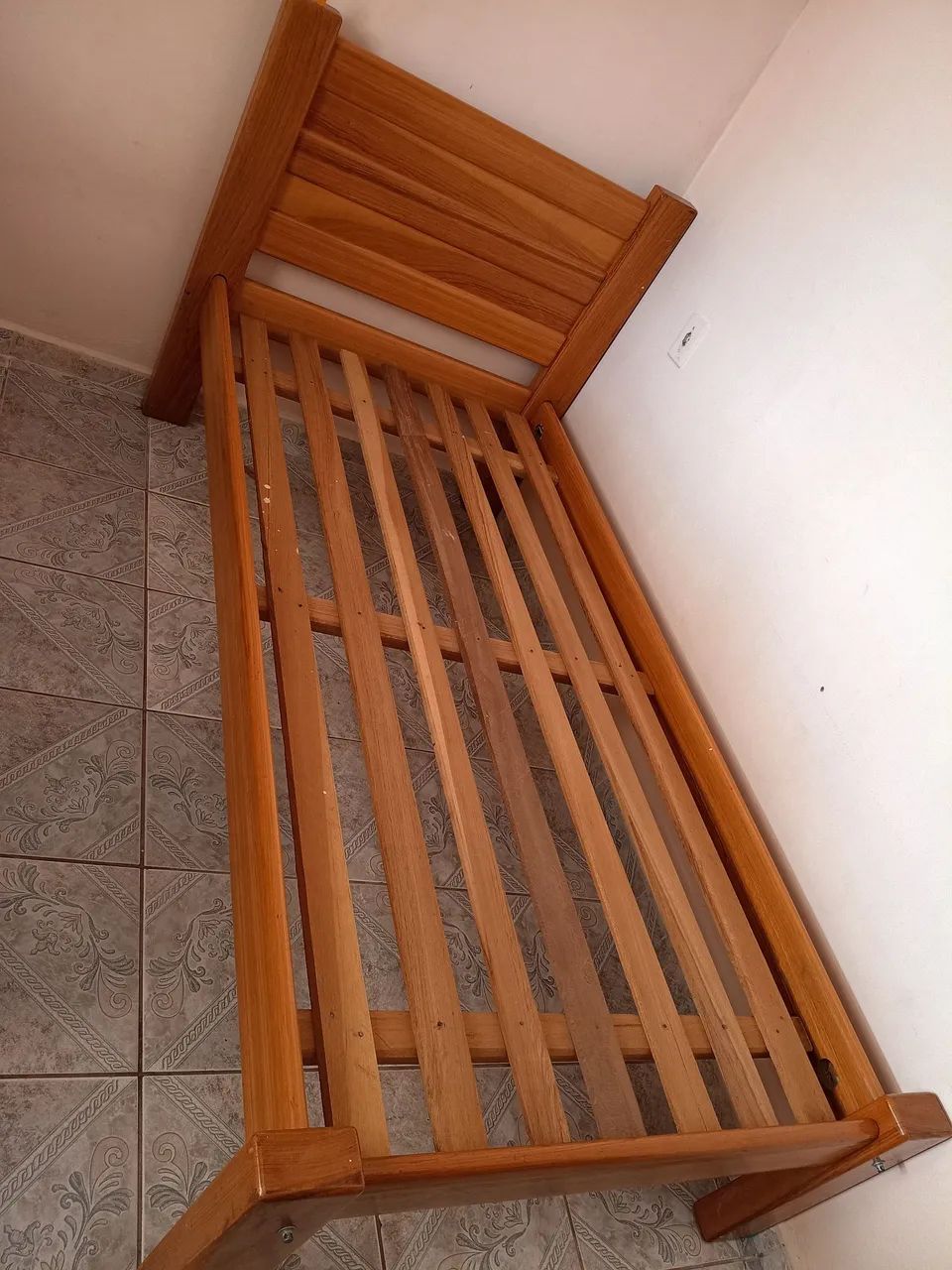 Coma de solteiro em madeira 