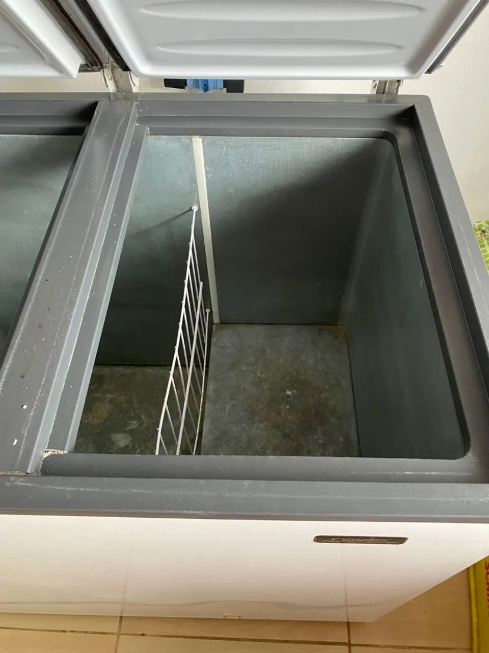 Freezer Horizontal Esmaltec 305 Litros - Foto 2