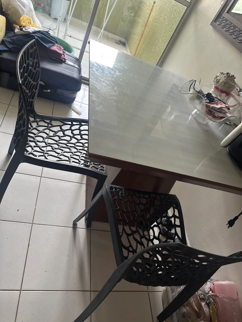 Mesa de jantar com duas cadeiras 