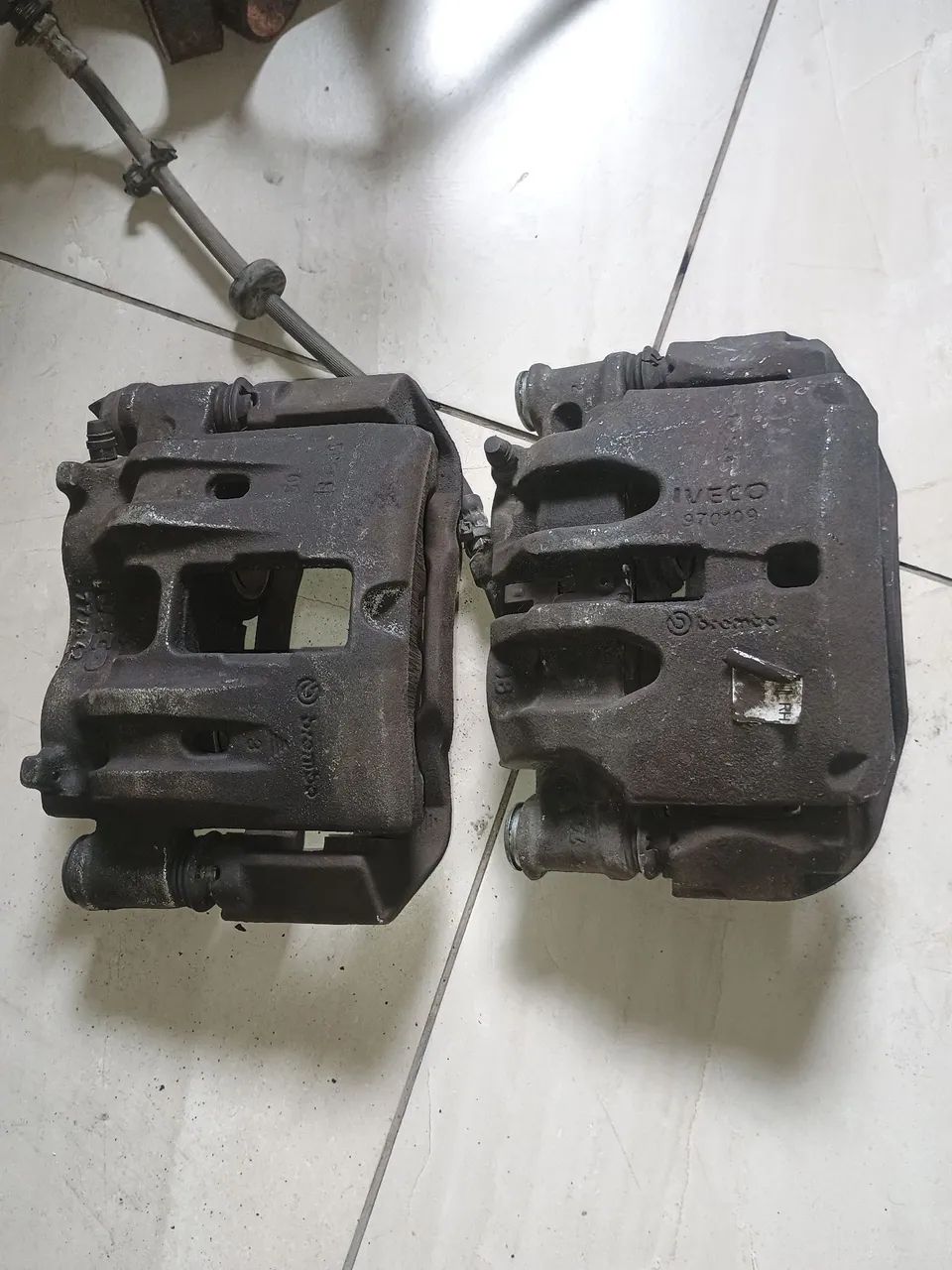 Pinça de freio dianteira esquerda da Iveco 35s14 2006-2019 - Foto 4