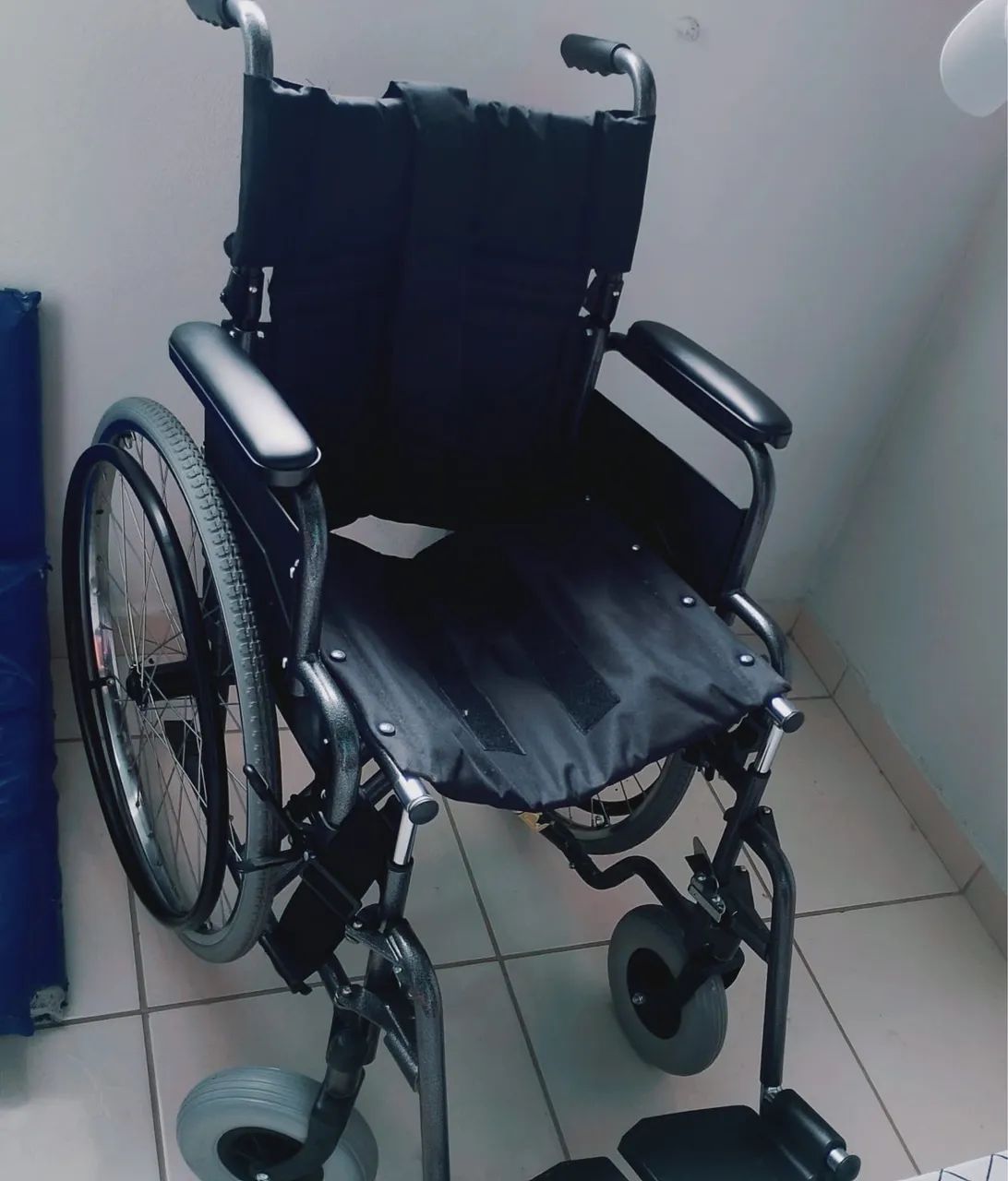 Cadeira de rodas nova, nunca utilizada - R$ 600 - Foto 2