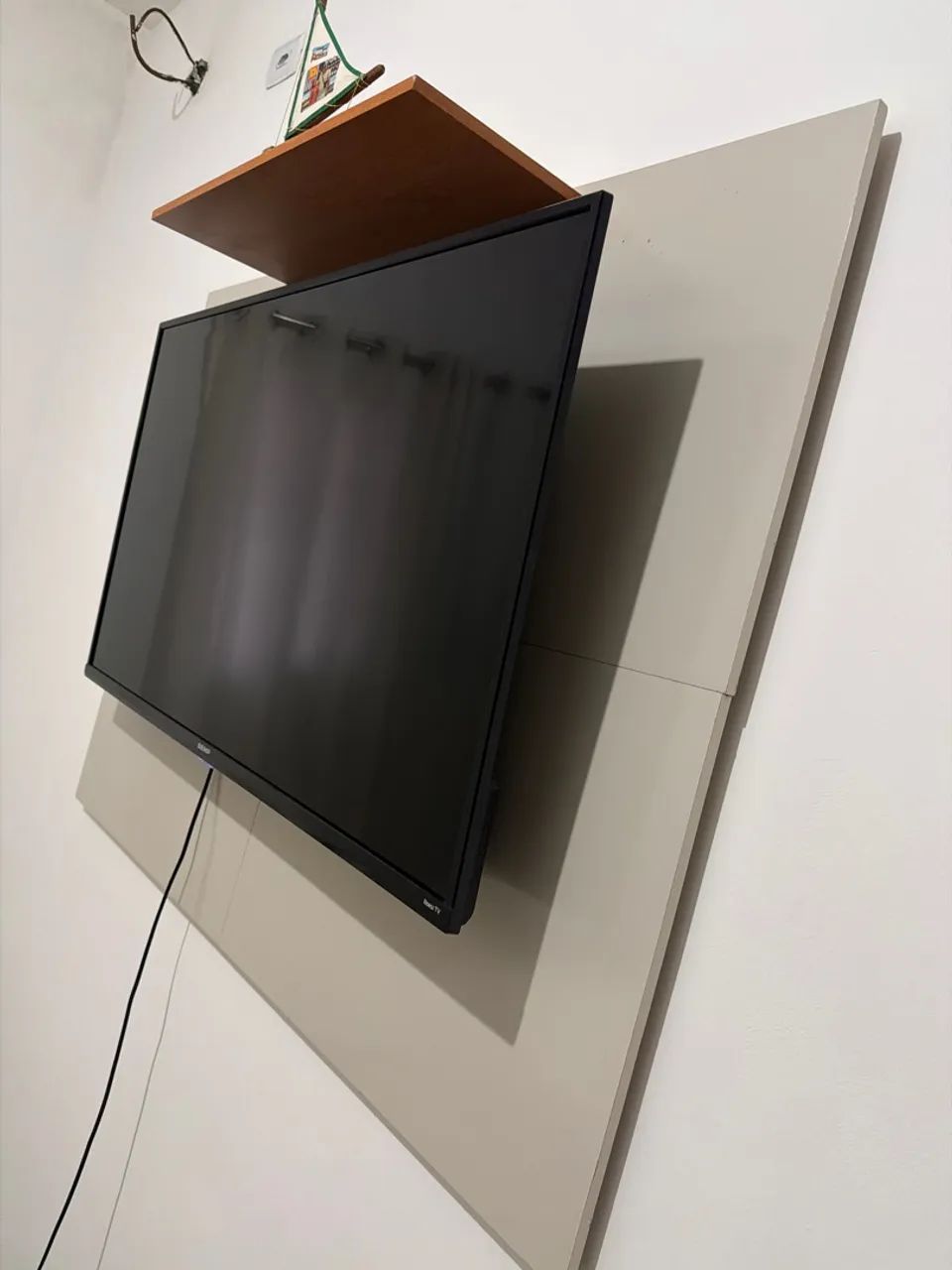 PAINEL PARA TV 55 POLEGADAS - off white e freijó