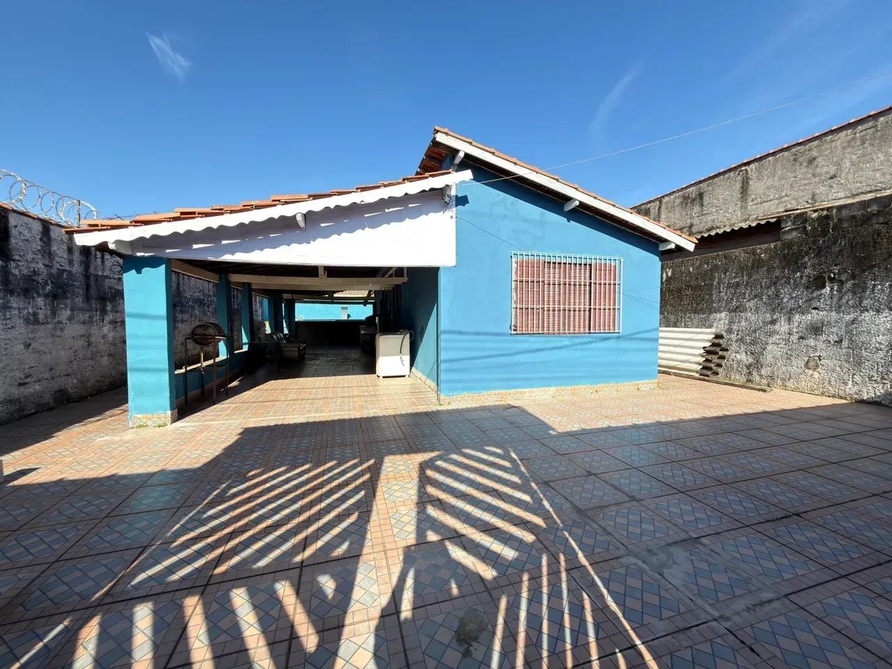 CASA LOTE INTEIRO COM PISCINA