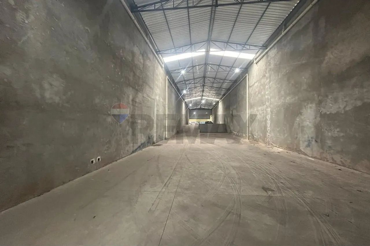 Oportunidade na Vila Bocaina: Galpão de 650m² com Duas Entradas e Pé-Direito de até 8m