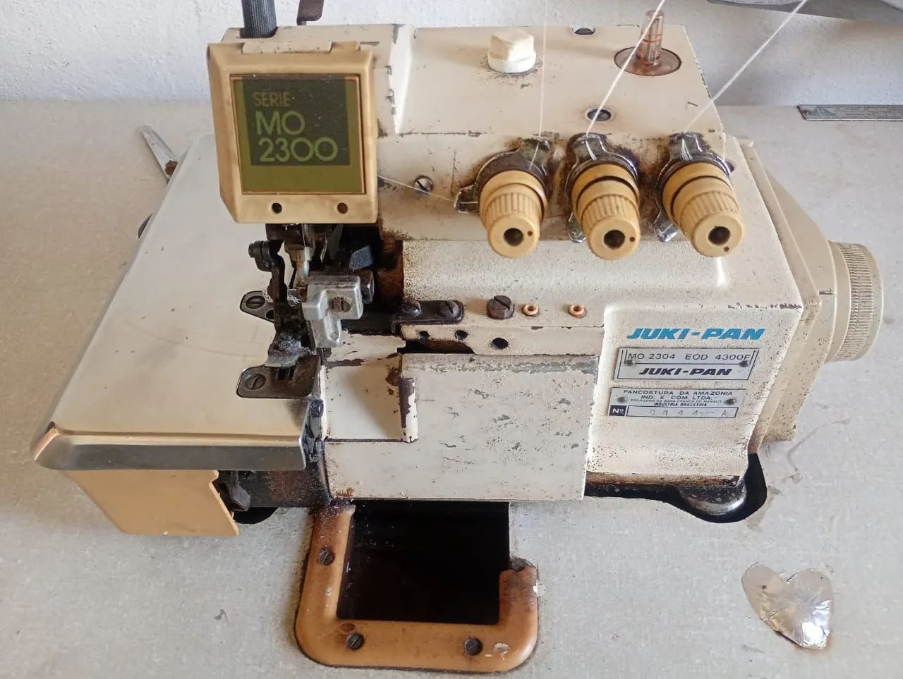 Máquina overlock industrial funcionando normalmente  - Foto 2