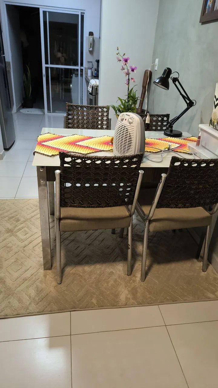 Mesa com 04 cadeiras  - Foto 4