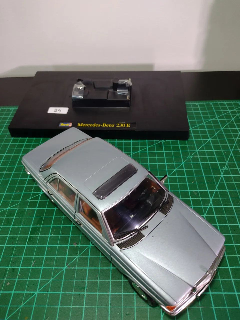 Miniatura Mercedes 230 E 1/18 - Foto 4