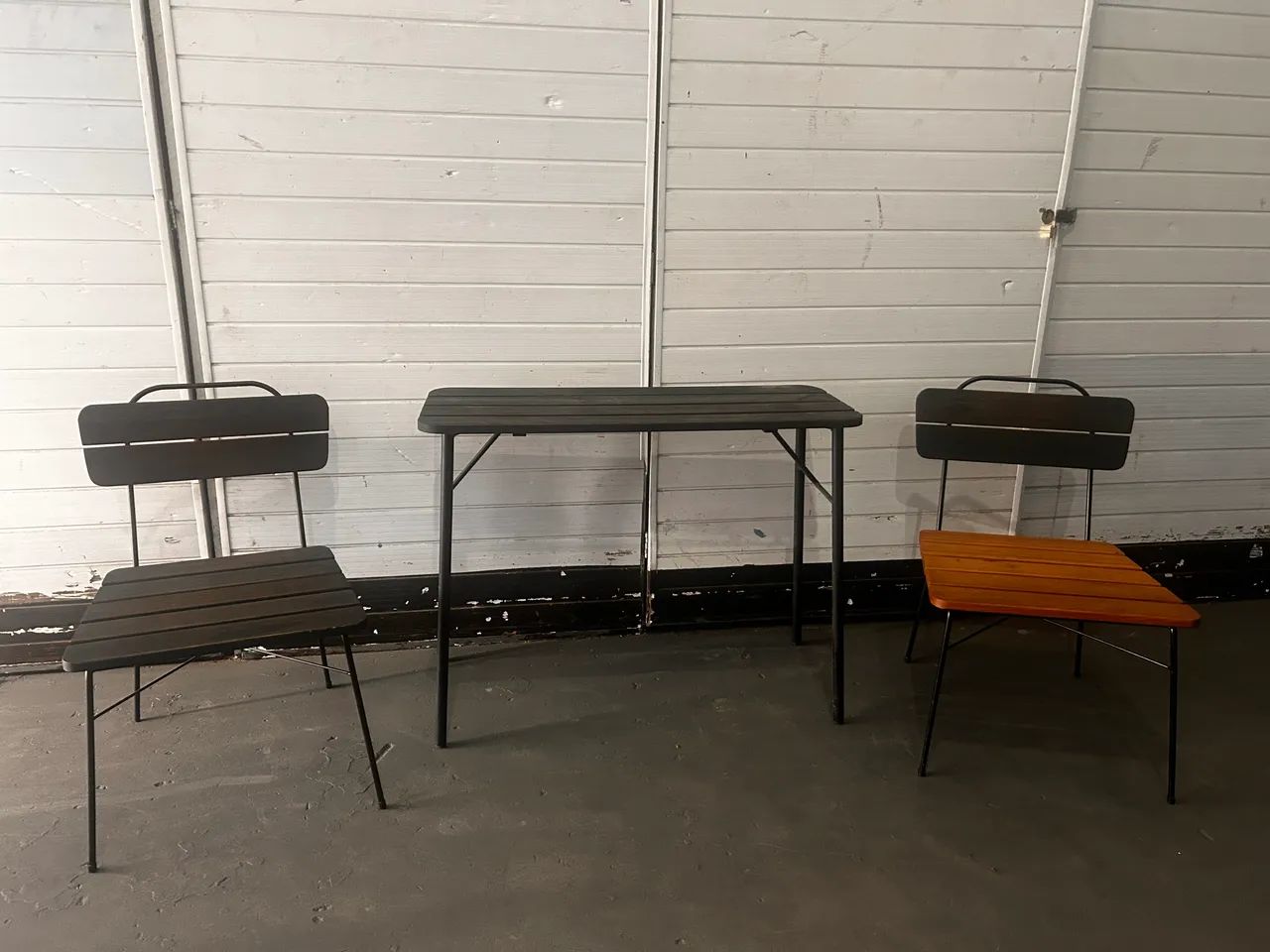 Jogo de mesa e duas cadeiras 