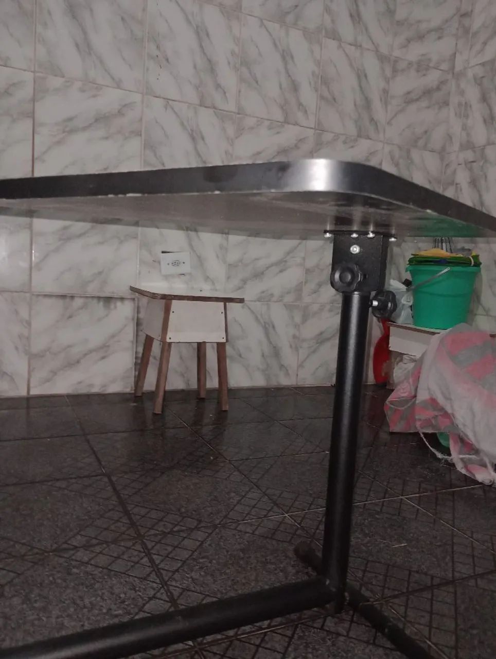 Vendo mesa lateral multiuso para notebook, em estado de loja(Absolutamente zerada). - Foto 4