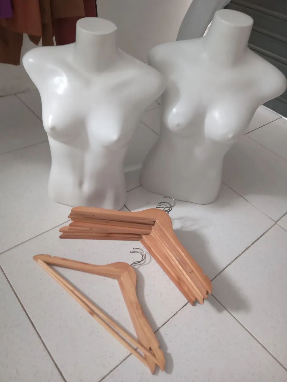 Vendo cabides de madeira e 2 manequim busto para loja ótimo preço  - Foto 2