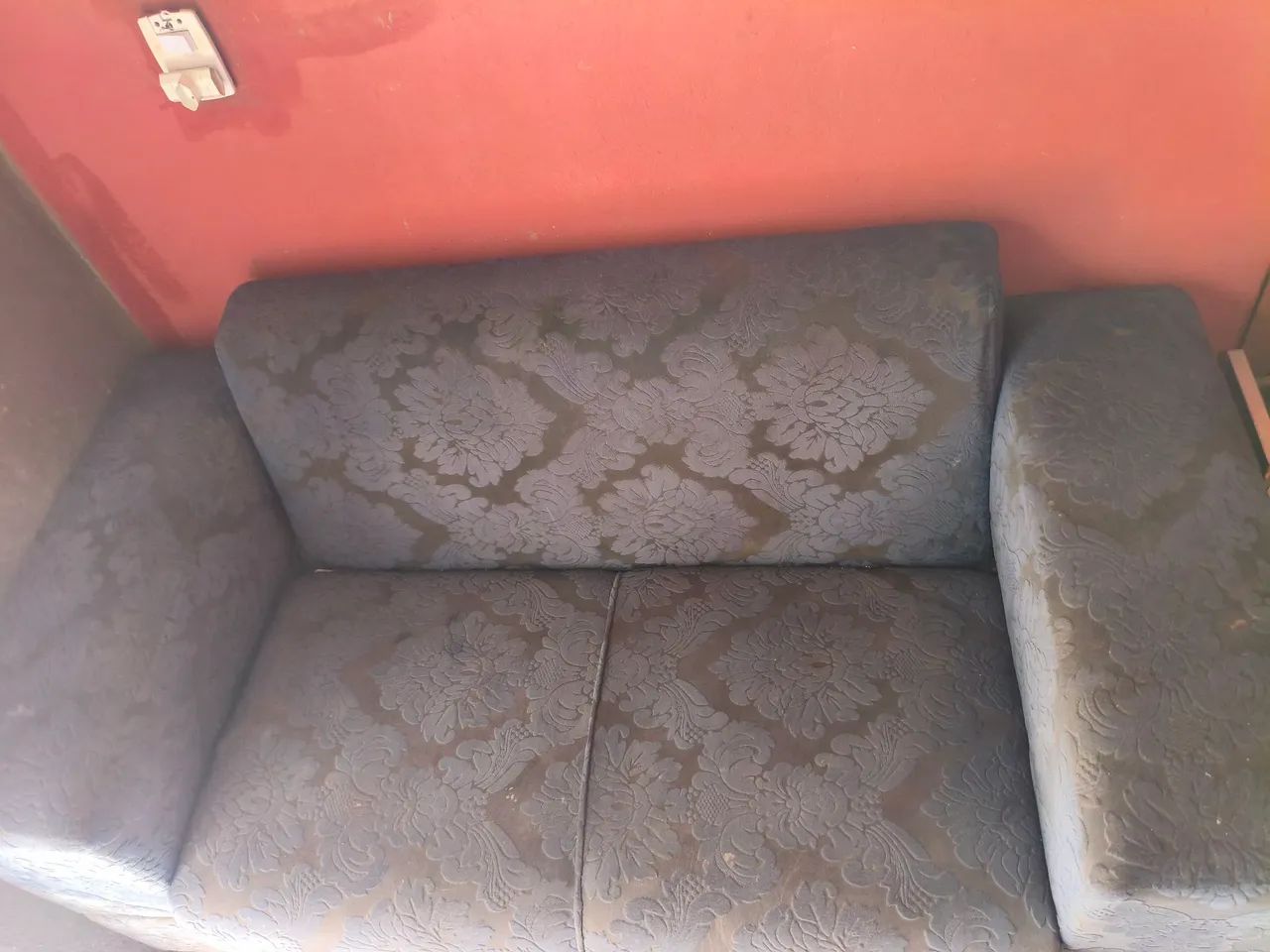 sofá Retrô 2 lugares no tecido veludo jacquard azul marinho  - Foto 3