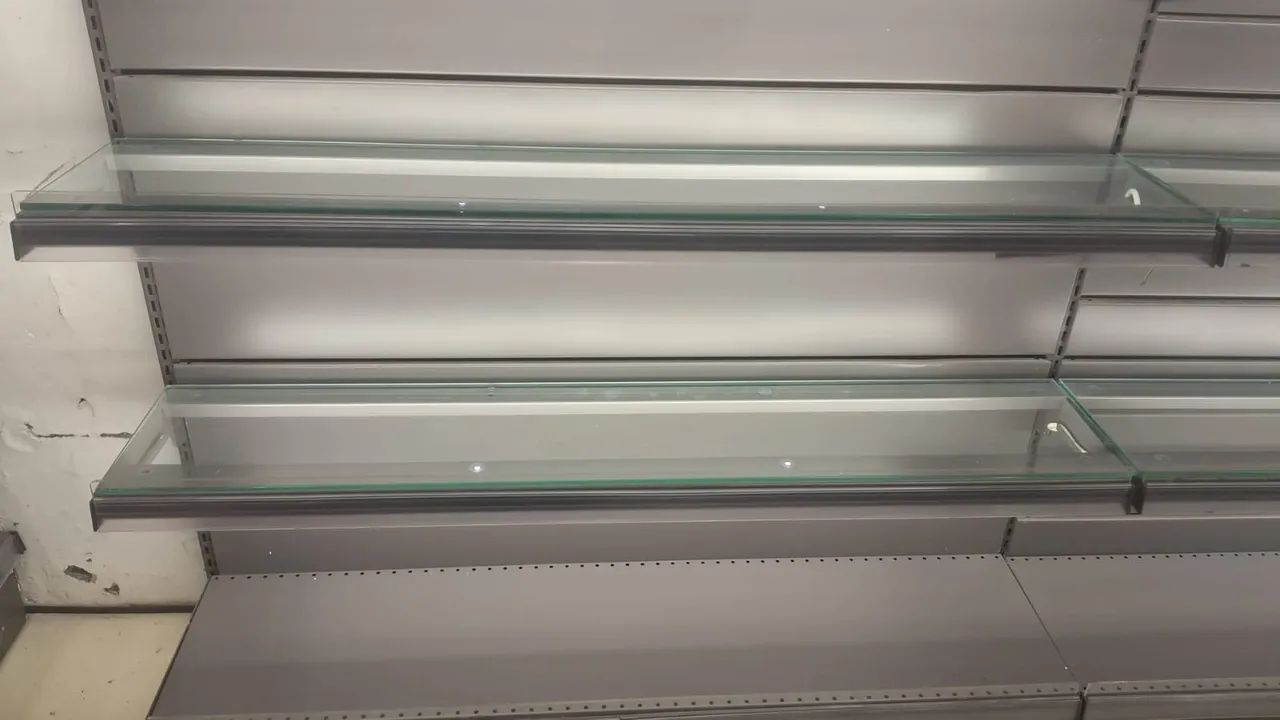 Gôndolas Premium Fast/Ariam com prateleiras de vidro iluminadas - Foto 3