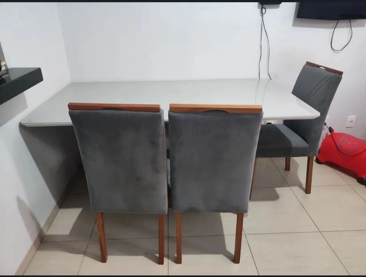 Vendo mesa de luxo com tampo de vidro e 6 cadeiras 
