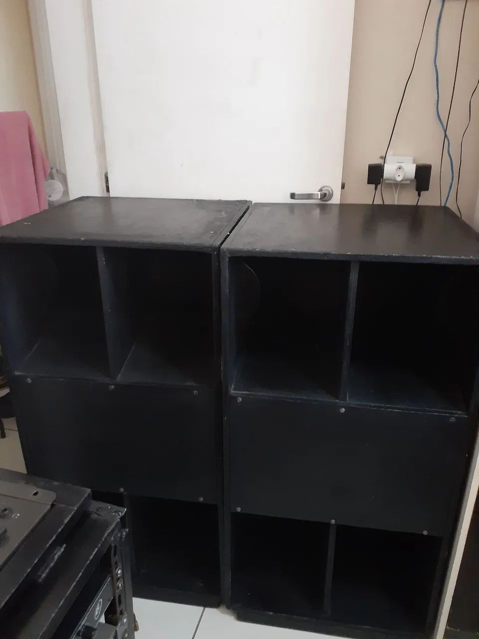 Vendo duas caixas de som profissional,  com alto-falantes de 15 polegadas, de 350 watzz. 