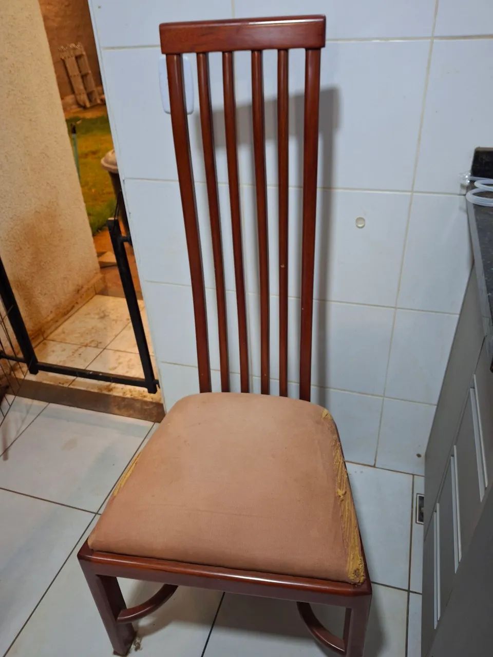 8 Cadeiras de Madeira Maciça - Conjunto Completo com Capas - Foto 3