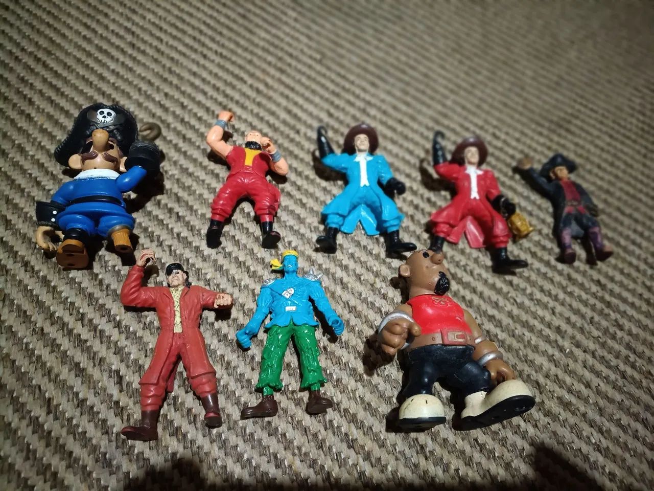 Piratas de brinquedo. Kit com 08 peças.