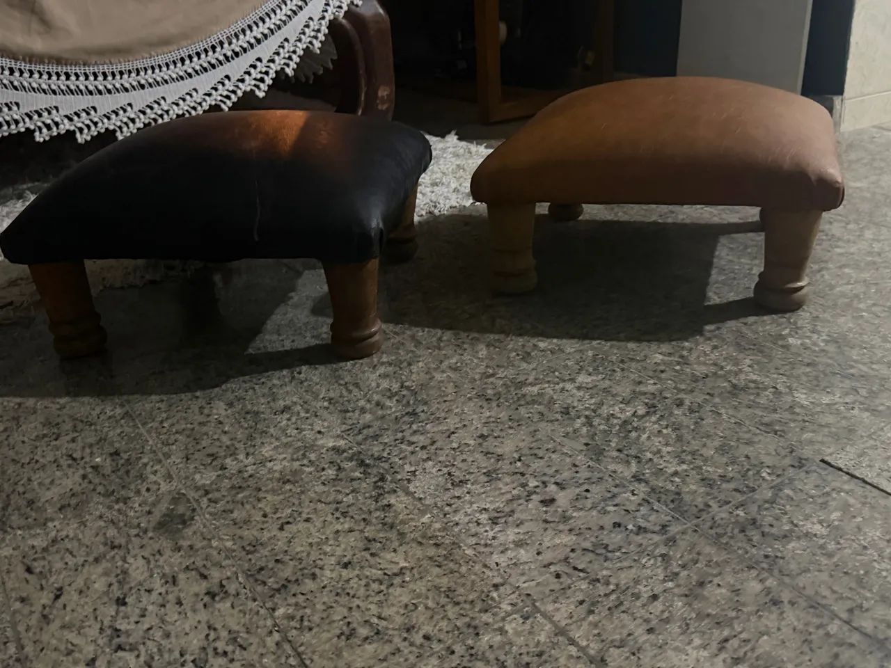 Banco baixo de madeira 