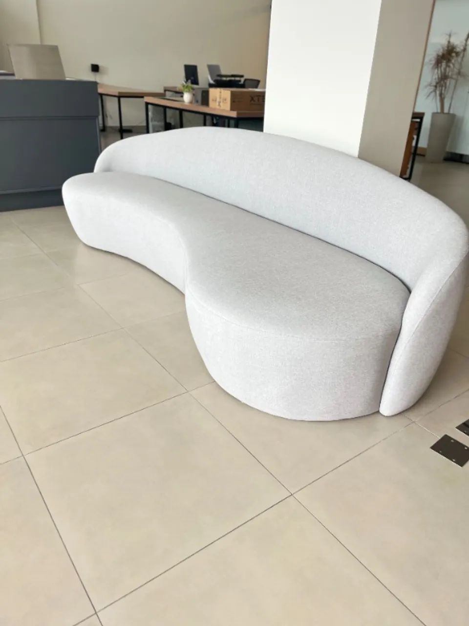 Sofá de tecido, com design elegante.