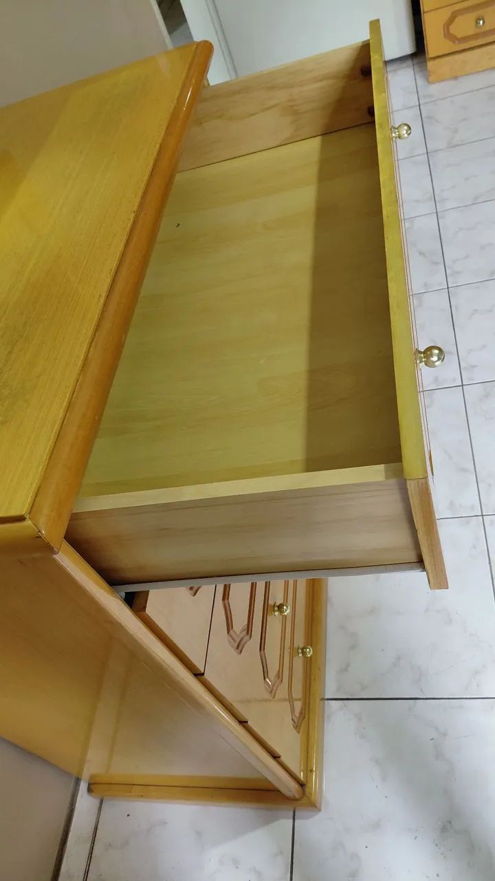 Vendo comoda com espelho 5 gavetas  - Foto 4