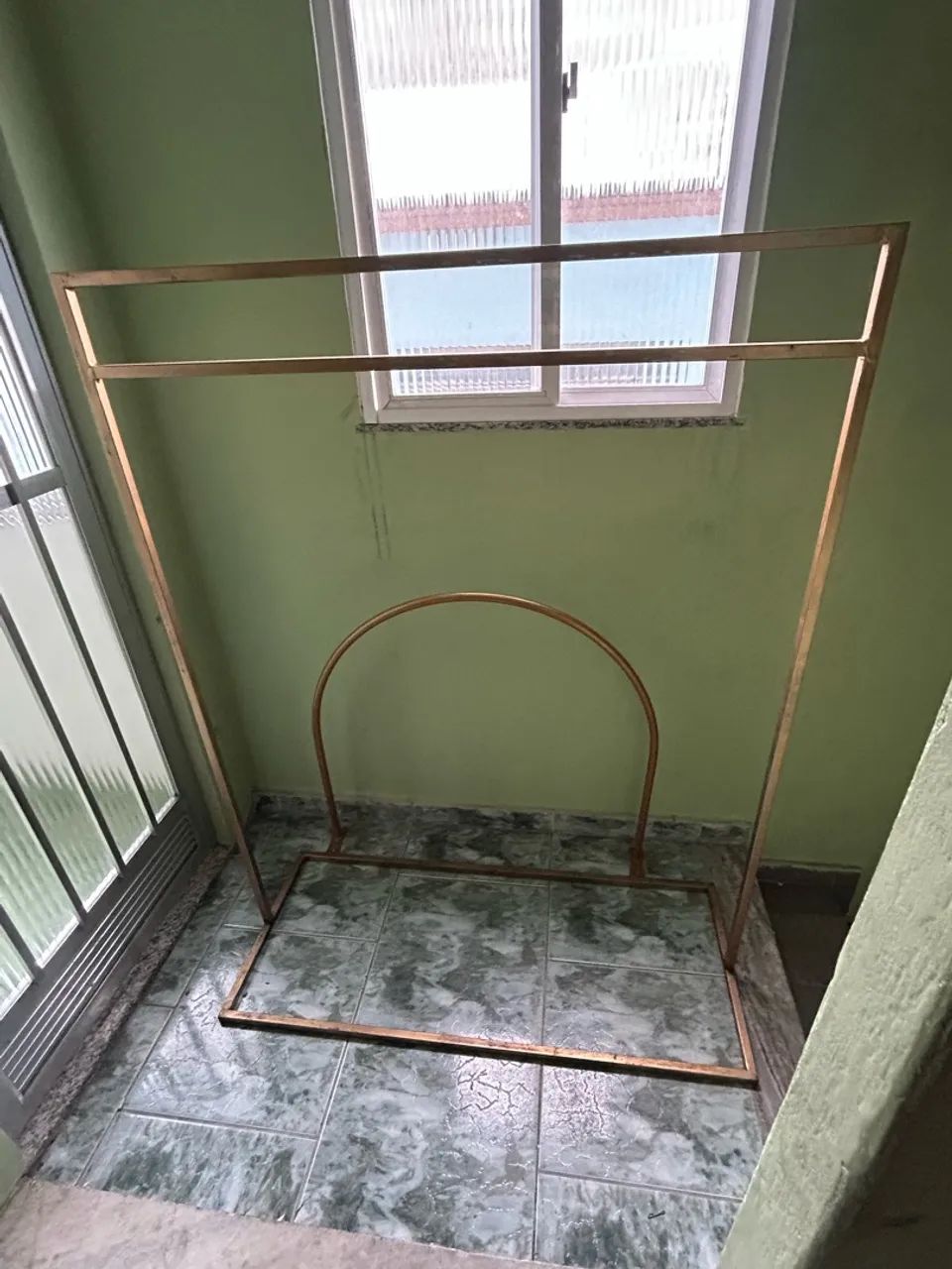 Arara de loja e provador 
