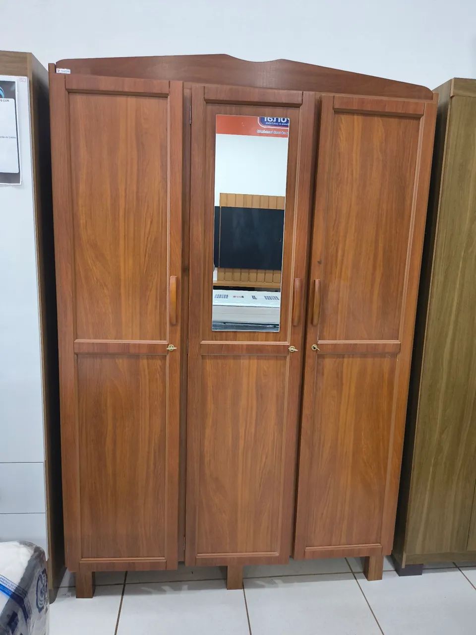 Guarda roupa casal e solteiro de madeira 3, 4 e 5 portas - Foto 3