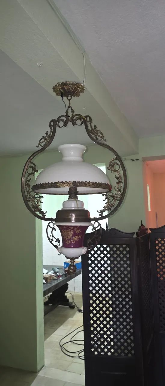 Lustre antigo bronze e cúpula de opalina - Foto 4