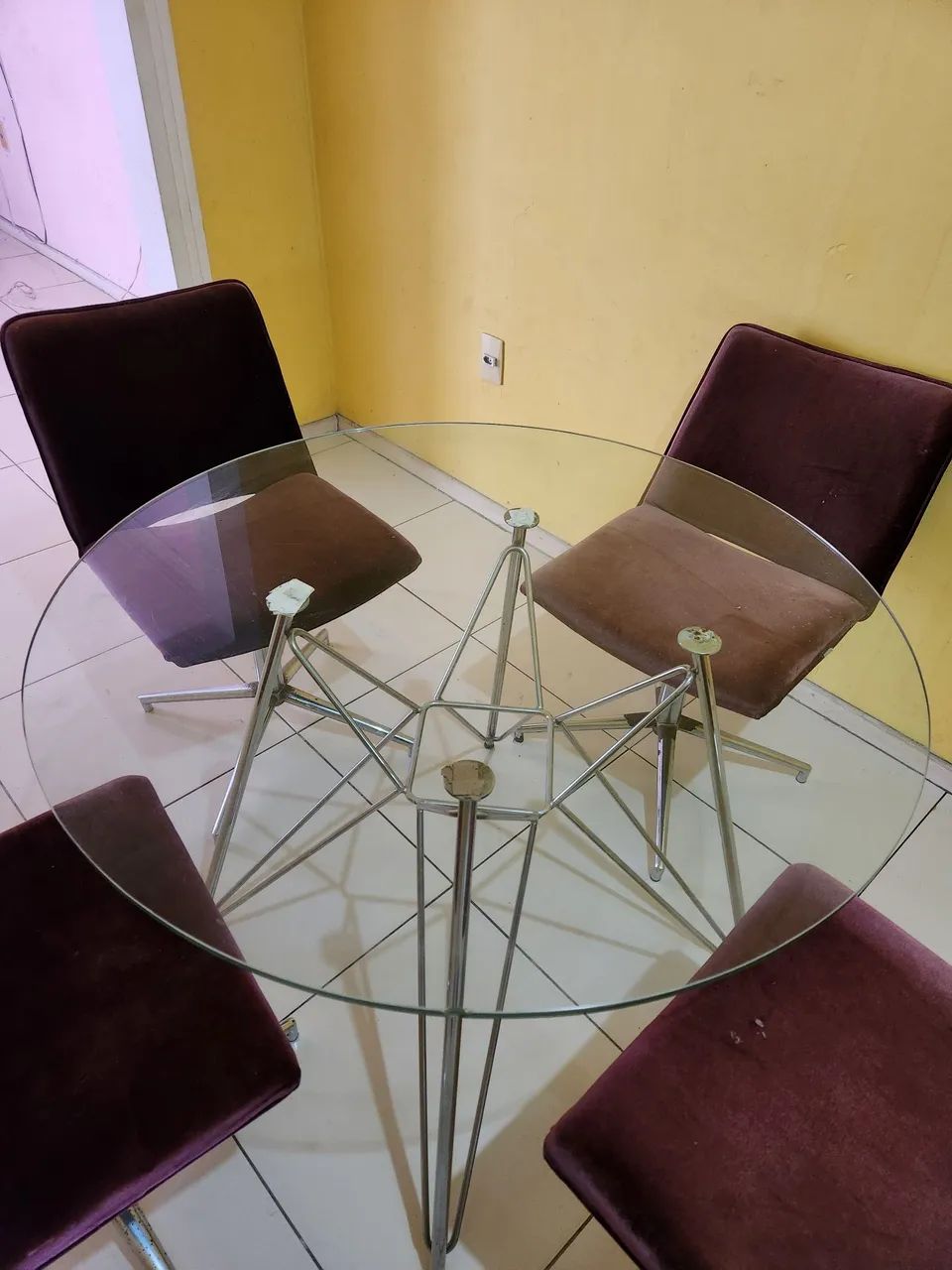 Mesa com 4 cadeiras 