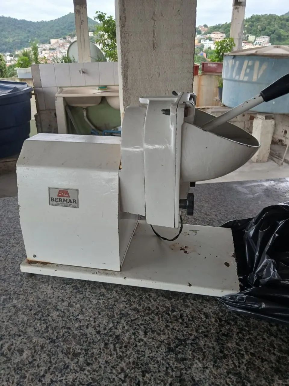 Máquina de moer queijo e embutidos