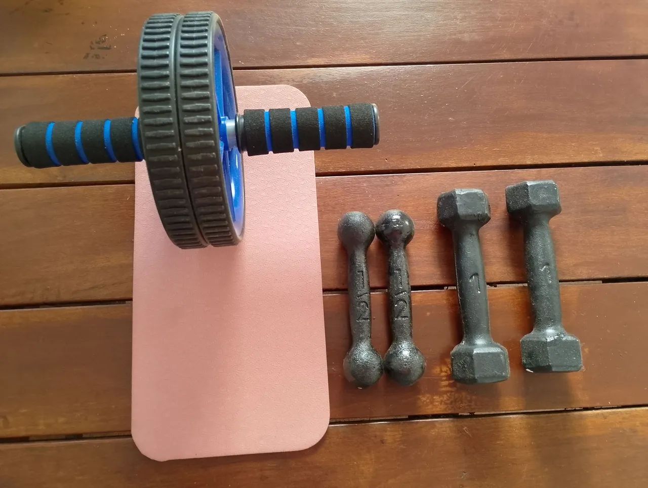 Kit com Roda para fazer abdominal + 2 halteres de 1kg + 2 halteres de 1/2 kg - Foto 3