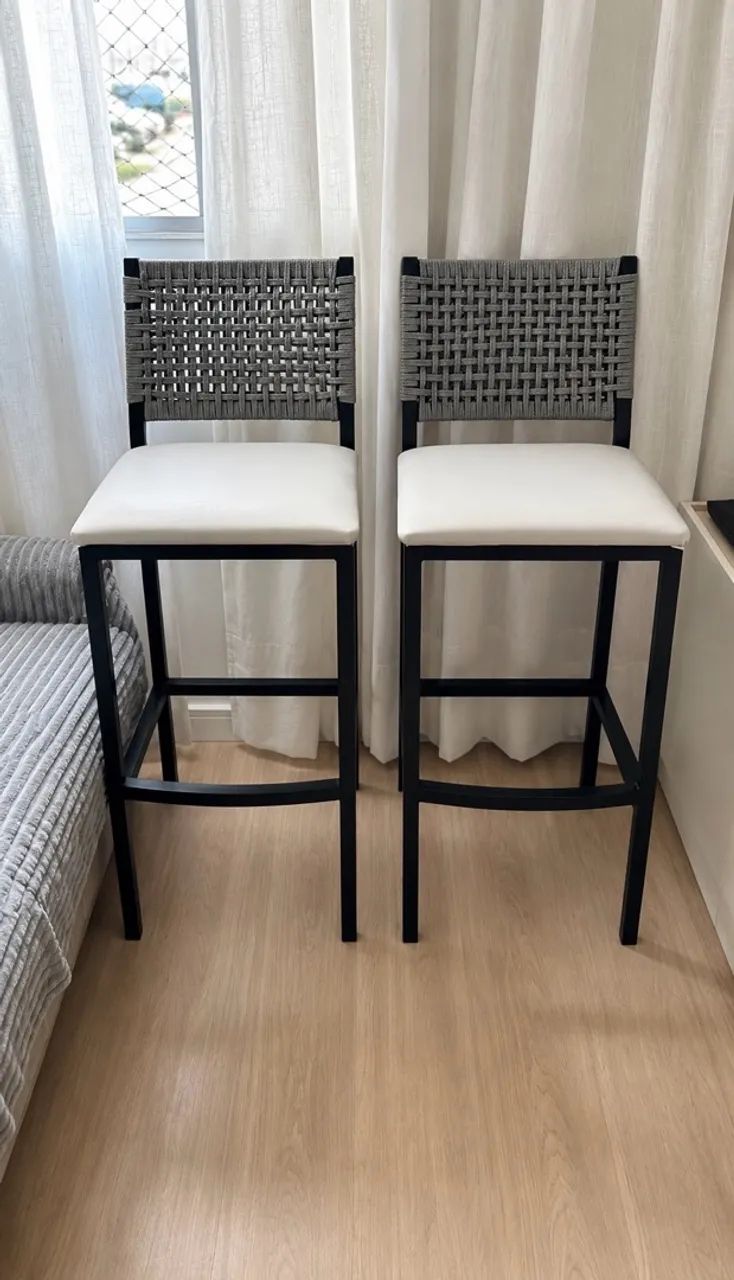 Banquetas com assento e encosto telinha